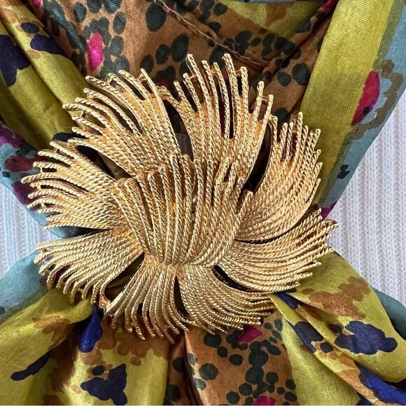 Vintage Monet Cordelia GoldTone Metal Flower Pin Brooch - Picture 7 of 10